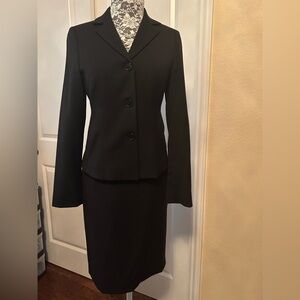 United Colors of Benetton Black Skirt Suit. Blazer 38, skirt 40. Wool blend